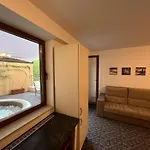 Coroni Cu Jacuzzi Pe Terasa Apartment Brasov