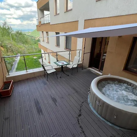 Coroni Cu Jacuzzi Pe Terasa Apartment Brasov