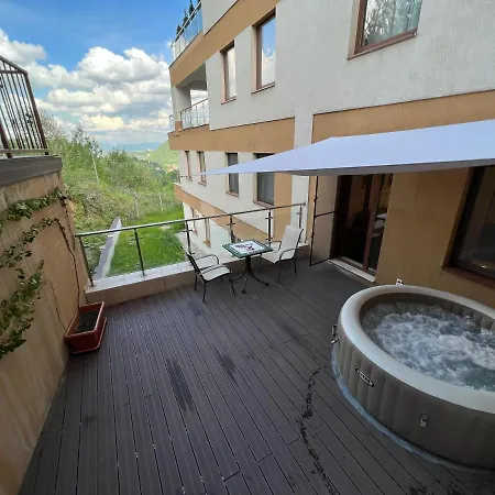 Coroni Cu Jacuzzi Pe Terasa Брашов