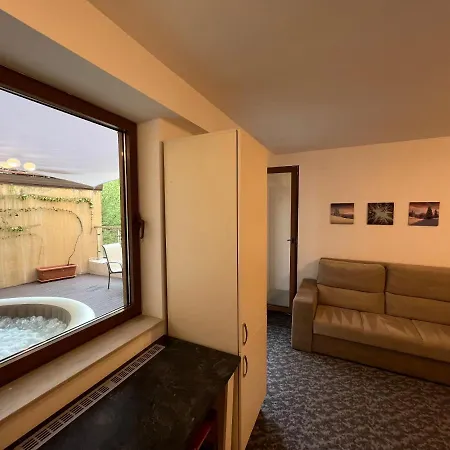 Coroni Cu Jacuzzi Pe Terasa Apartment Brasov