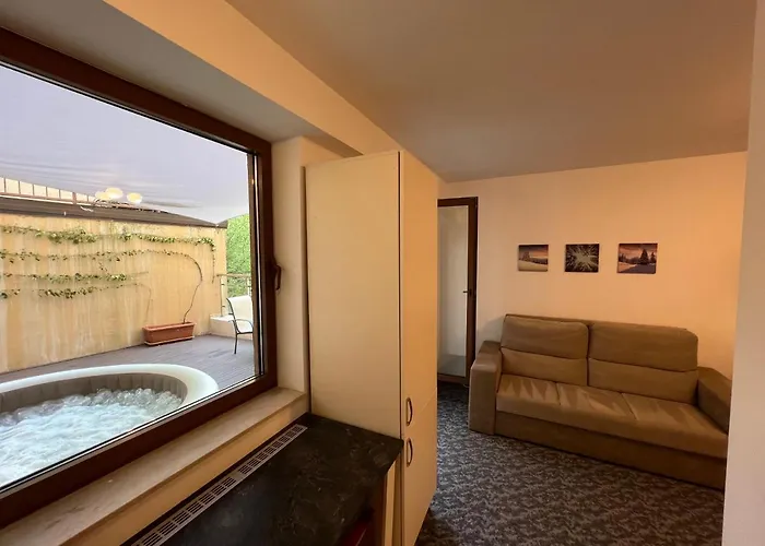 Coroni Cu Jacuzzi Pe Terasa شقة براشوف